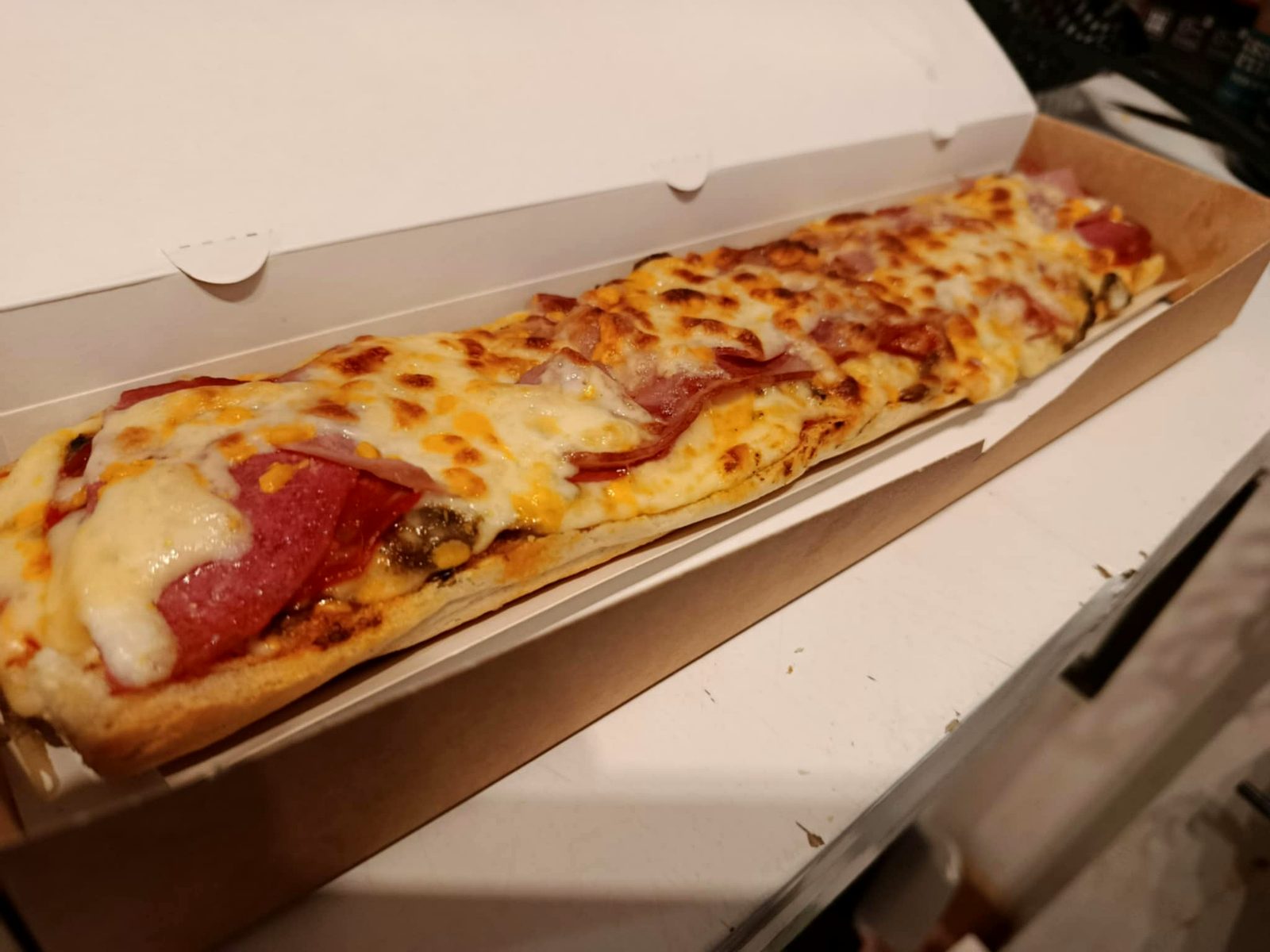 Zapiekanka z salami i bekonem